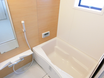 浴室　◆ユニットバス新調！浴室暖房乾燥機付きで寒い冬や雨の日の洗濯物にも便利です♪ ◆窓があり湿気対策もバッチリです♪