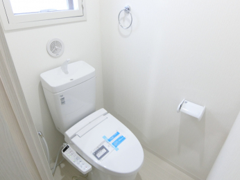 トイレ　◆トイレ新調！温水洗浄便座付きで快適にご使用頂けます♪ ◆窓があるのでいやな臭いもこもりません♪