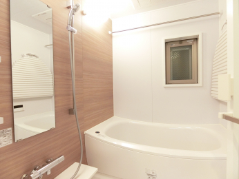 浴室　浴室に窓が有りますので換気が出来て、湿気カビ防止になりますね♪ 