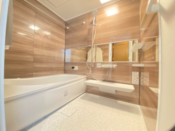 浴室　◆浴室乾燥機付きのユニットバス新調しております♪横ラインの鏡が高級感とゆったりした広さを更に感じさせてくれますね♪