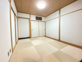 和室　◆６．８帖の和室、モダンな空間を感じさせてくれる琉球畳♪押入れ収納もあり客間としても広々使えます♪