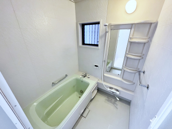 浴室　浴室に窓が有りますので換気が出来て、湿気カビ防止になりますね♪ 