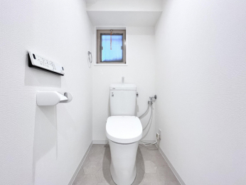 トイレ　【トイレ／新調】季節を問わず年間を通じて快適にお使い頂ける温水洗浄便座付トイレ完備です♪