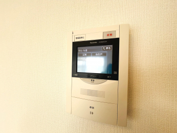 ���̑����ρ@���q�҂��m�F�ł���TV���j�^�t���C���^�[�z���ł��B