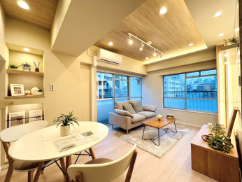 rO@ʍ͖̌̑邢R~蒍AʂLȕ炵o܂B