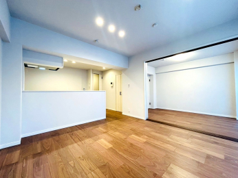 ���r���O�@���o���R�j�[�ɖʂ������r���O�́A�C�����̂�������z������������S�n�悢��Ԃł�