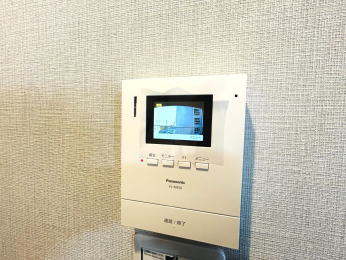 ���̑����ρ@���q�҂��m�F�ł���TV���j�^�t���C���^�[�z���ł��B