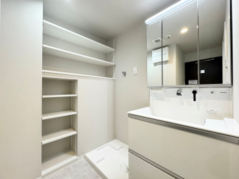 ʑEʏ@X^CbVȃfUC̐ʉϑ