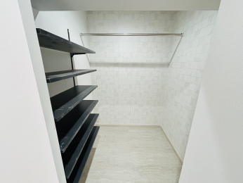 ���[�@�V���[�Y�C���N���[�[�b�g�̓X�[�c�P�[�X�����u���Ă�����L���ł��B