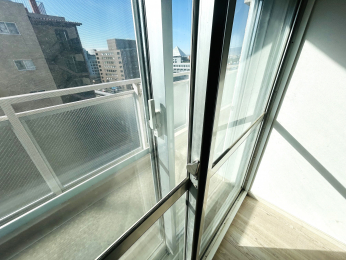 ���r���O�@LDK�̑��ɂ͓�d�T�b�V���̗p�B�f�M�E�h���E�h�ƌ��ʂ��A�b�v�I