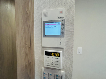 ���̑����ρ@���q�҂��m�F�ł���TV���j�^�t���C���^�[�z���ł��B