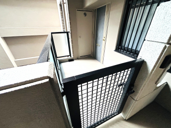 ���̑����ρ@�Z�ˑO�̐�p�|�[�`�ł��B�x�r�[�J�[����u���X�y�[�X�Ƃ��Ă����g�����������܂��B