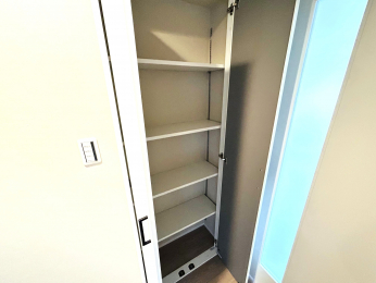 ���[�@�L���̎��[�X�y�[�X�i���r���O���j