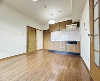 ���r���O�@��8.3���̃_�C�j���O�L�b�`���ł��B