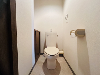 �g�C���@�g�C���̔w�ʂɂ́A���p�i�̃X�g�b�N�ɖ𗧂��[�X�y�[�X���������܂��B