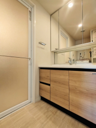 ���ʑ�E���ʏ��@����������X�^�C���b�V���ȃf�U�C���̐��ʉ��ϑ��