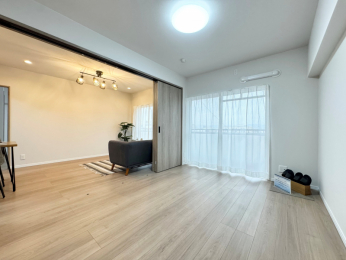 �m���@��6���̃o���R�j�[�ɖʂ����m���B�t���[�����O�E�N���X�S�\�֍ς݁�