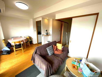 ���r���O�@�o���R�j�[�ɖʂ������邢���r���O