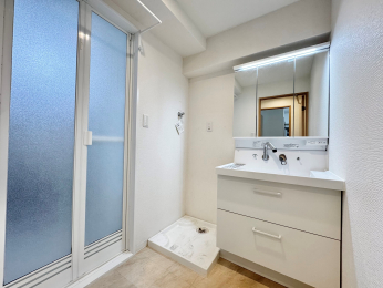 ���ʑ�E���ʏ��@����������X�^�C���b�V���ȃf�U�C���̐��ʉ��ϑ��