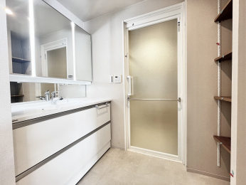 ���ʑ�E���ʏ��@���ʏ��ɂ̓^�I���⏬�������[�ł�����[���ݒu����Ă���̂ő�ϕ֗��ł���