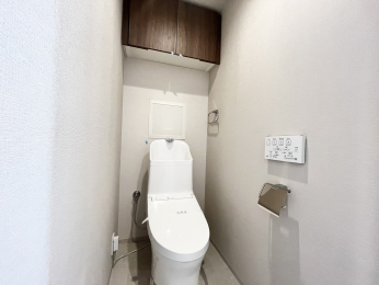 �g�C���@�g�C���̏㕔�ɂ͎��[�t�B�g�C���b�g�y�[�p�[���A�����u�������₷�����ł���