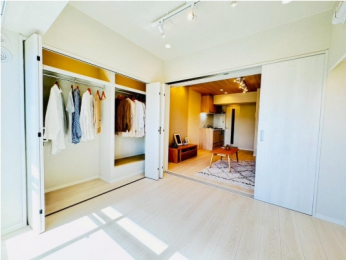 �m���@���o���R�j�[�ɐڑ��ł���J���I�Ȃ������ł��B�Ԍ��̍L���N���[�[�b�g������̂ł����Ղ�Ƃ��m�������[�ł������ł��B