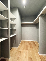 ���[�@���E�H�[�N�C���N���[�[�b�g�ɂ́A�����΂�₷���A�E�^�[��I�t�V�[�Y���Ɠd�����[�\�ł���