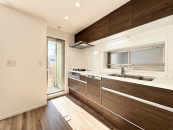 �L�b�`���@�Ǖt���̃V�X�e���L�b�`���� �����Ə�����Ŋ��C���o�b�`���I