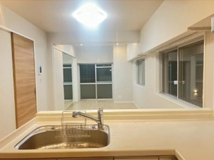 ���r���O�@��������o���R�j�[�ő�l�C�̊p�����ł�