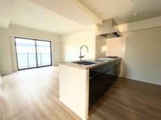 ���r���O�@���ʕ��̌��ɗD���z������ǍD�Ȋp�Z�˂ł�