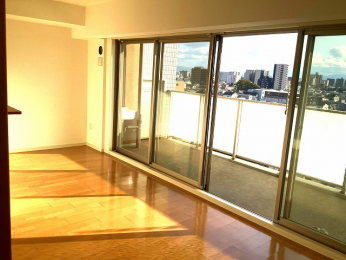 ���r���O�@�o���R�j�[�ɖʂ��Ė��邢���r���O