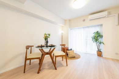 ���r���O�@���S���t���[�����O�E�N���X���ւ��ς݁A���C�ɓ���̃C���e���A���y���߂�V���v���ȓ����f�U�C���ł��I