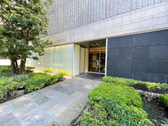 �G���g�����X�@���s�S�ɂ���Ȃ���~�n�ɂ͎����̍s���͂����L���ȗ΂ł����ς��̐A�͂Ɉ��Ă��܂�