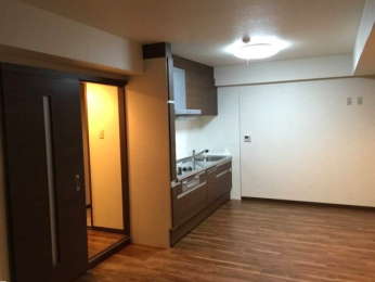 ���r���O�@��LDK��14.2���ł��B�L�b�`�����Ǖt���^�C�v�ŋ�Ԃ�L�����p�ł��܂��I�������̃o���R�j�[�ɖʂ��Ă���܂��̂ŁA�̌��E�ʕ��ǍD�ł��I�i2015�N�����̎ʐ^�ƂȂ�܂��j