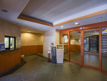 �G���g�����X�@���I�[�g���b�N�E�h�ƃJ���������ŕs�R�ғ��̐N�������߂܂�