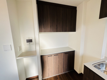 ���̑����ρ@�L�b�`�����̃J�E���^�[�ETV���j�^�t���C���^�[�z��