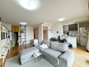 ���r���O�@�k�c�j��18.5������L�X�Ƃ�����Ԃœ쑤�ɖʂ��Ă��邽�ߓ���������ǂ��J���I�ł���