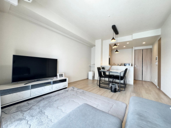 ���r���O�@�傫�ȓ�����o���R�j�[�ɖʂ����A���邢�z�˂����˂����ނk�c�j��