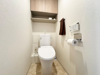 �g�C���@�g�C���̏㕔�ɂ͎��[�t�B�g�C���b�g�y�[�p�[���A�����u�������₷�����ł���