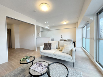 �@�������o���R�j�[�ɖʂ������r���O�� ���A�ǁA�V��Ȃǒ��ւ��ς݂ł���