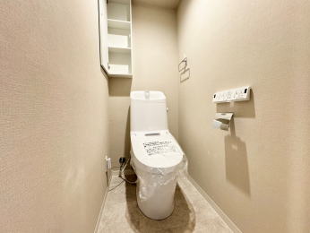 �g�C���@�g�C���̏㕔�ɂ͎��[�t�B�g�C���b�g�y�[�p�[���A�����u�������₷�����ł���