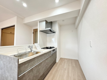 �L�b�`���@�����������Ȃ���ł����Ƒ��Ƃ̉�b���y���߂�ΖʃL�b�`���ł���