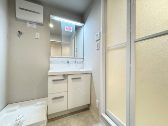 ���ʑ�E���ʏ��@����������X�^�C���b�V���ȃf�U�C���̐��ʉ��ϑ��