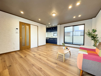 ���r���O�@���R�ŉ����݂̂��閾�邢���͋C���l�C�̃i�`�������J���[�X�^�C����