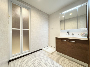 ���ʑ�E���ʏ��@����������X�^�C���b�V���ȃf�U�C���̐��ʉ��ϑ�i�V���j��