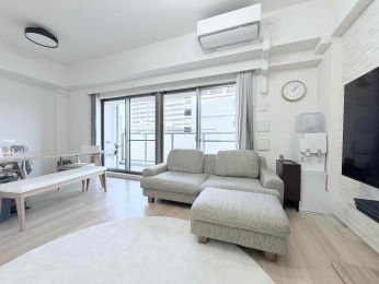 ���r���O�@��17.8����LDK�ł��B�傫�ȊJ�������疾�邢��������܂��B�J�E���^�[�L�b�`����������r���O�����n���܂����