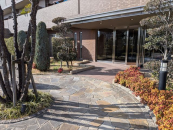 �G���g�����X�@���A�͂Ɉ͂܂ꂽ�G���g�����X�O�A�v���[�`