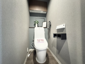 �g�C���@�g�C���̏㕔�ɂ͎��[�t�B�g�C���b�g�y�[�p�[���A�����u�������₷�����ł���