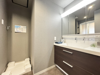 ���ʑ�E���ʏ��@����������X�^�C���b�V���ȃf�U�C���̐��ʉ��ϑ��