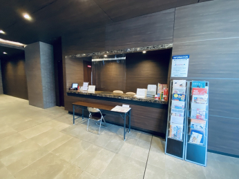 ���̑����p���@�Ǘ��l����24���ԏ풓���Ă���Ǘ��������O�̃��r�[�ł��B